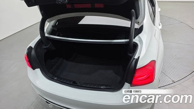 BMW 3 Series 2018 — Şəkil 14/32