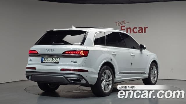 Audi Q7 2021 — Фото 2/20