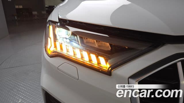 Audi Q7 2021 — Photo 28/31