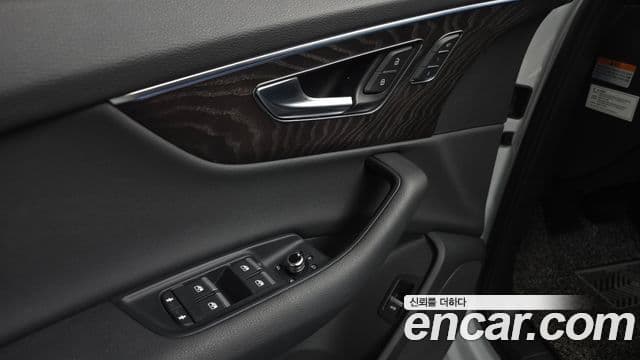 Audi Q7 2021 — Photo 5/31