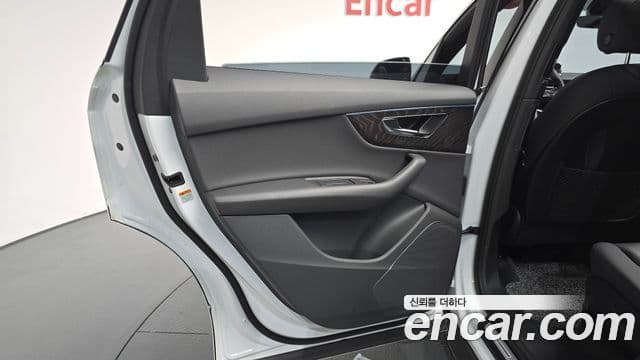 Audi Q7 2021 — Photo 6/31