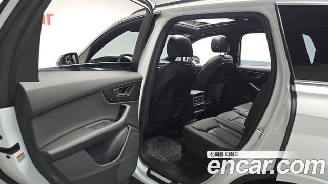Audi Q7 2021 — Photo 16/31
