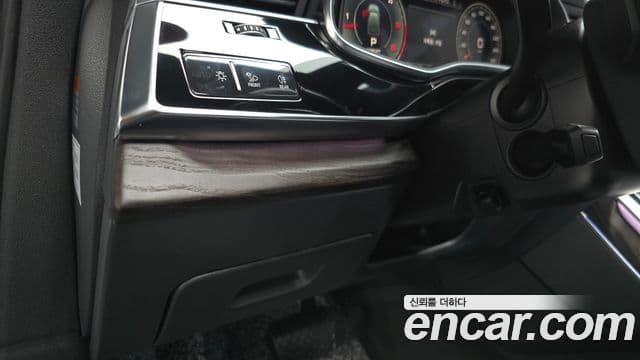 Audi Q7 2021 — Photo 8/31