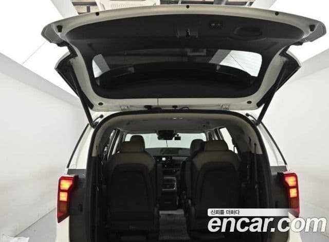Kia Carnival 2023 — Şəkil 17/19