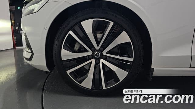 Volvo S60 2023 — Photo 17/36