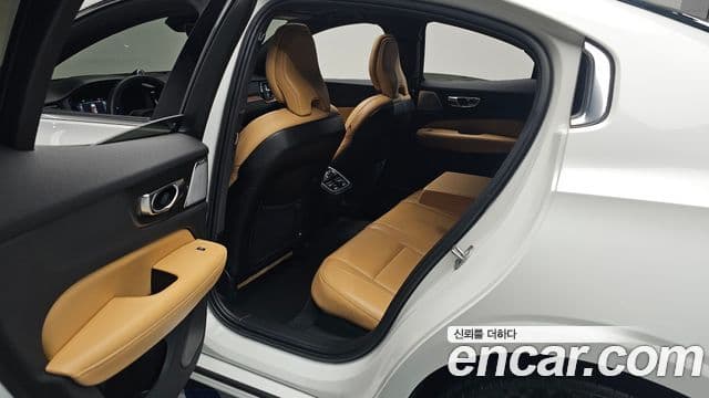 Volvo S60 2023 — Photo 8/36