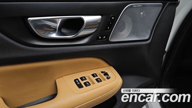 Volvo S60 2023 — Photo 18/36