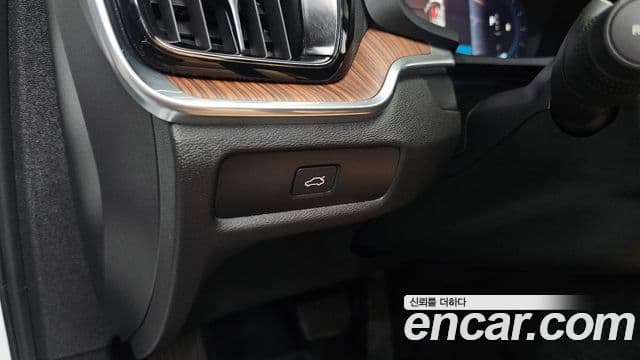 Volvo S60 2023 — Photo 32/36