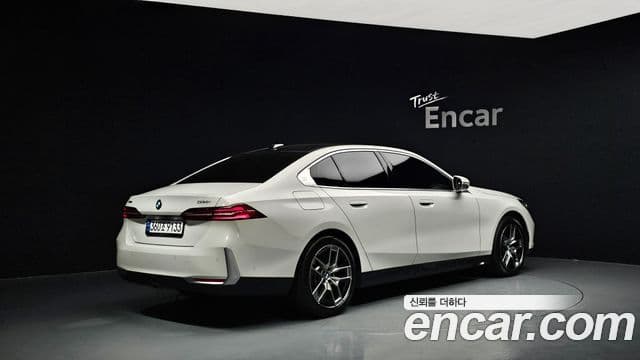 BMW 5 Series 2023 — Şəkil 2/20