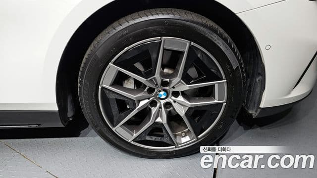 BMW 5 Series 2023 — Şəkil 23/30