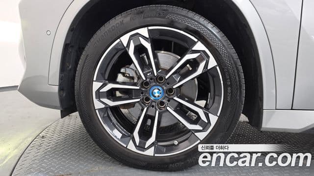 BMW iX1 2023 — ფოტო 16/37