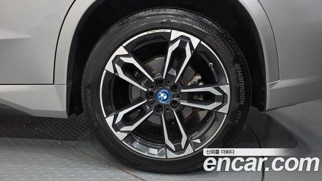 BMW iX1 2023 — ფოტო 4/37