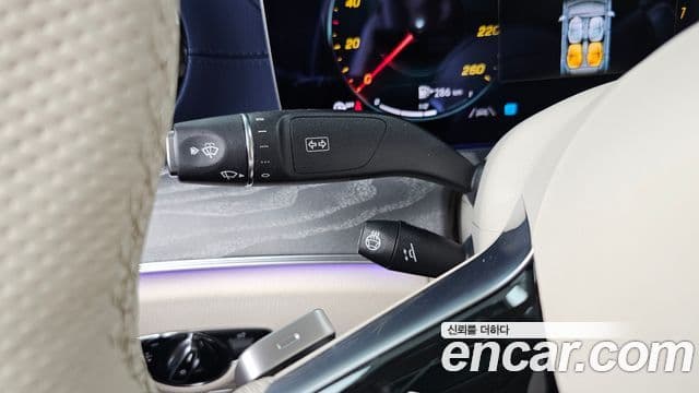 Mercedes-Benz E-Class 2023 — ფოტო 31/34