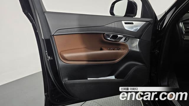 Volvo XC90 2022 — Photo 23/37