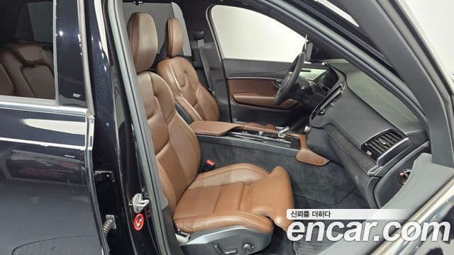 Volvo XC90 2022 — Photo 30/37
