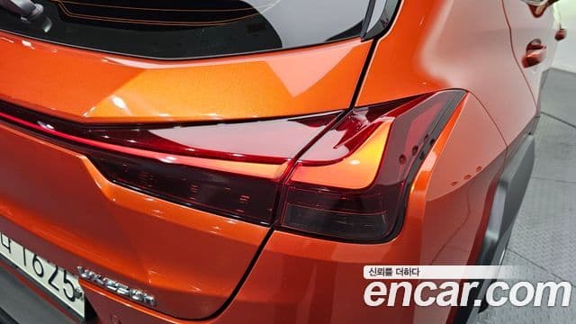 Lexus UX250h 2023 — Photo 6/30