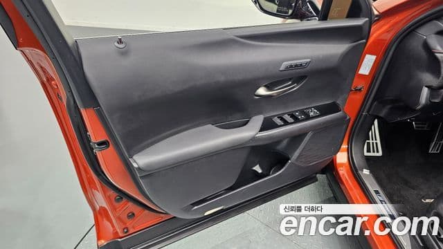 Lexus UX250h 2023 — Photo 15/30