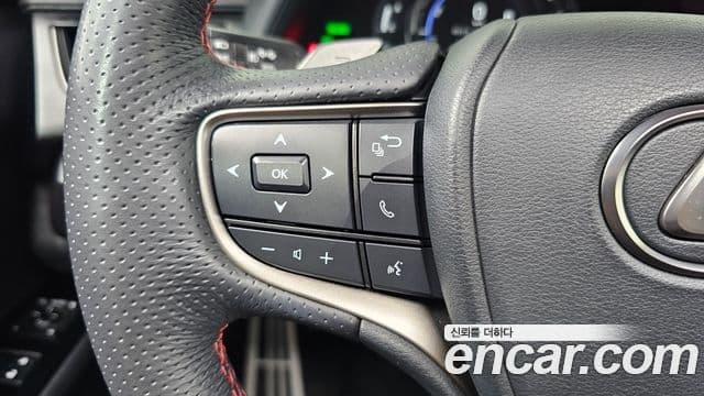 Lexus UX250h 2023 — Photo 4/30