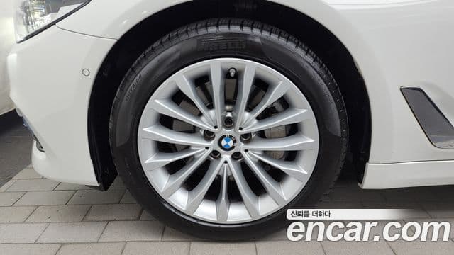 BMW 5 Series 2018 — ფოტო 5/20
