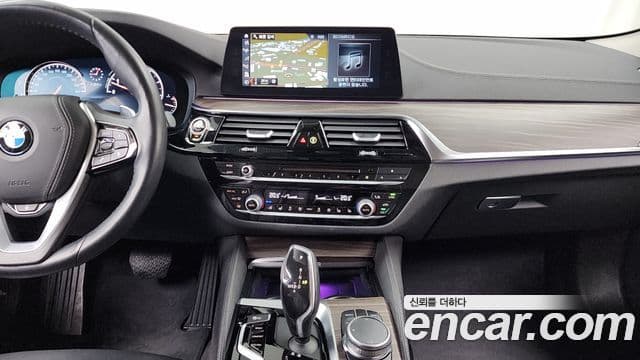 BMW 5 Series 2018 — ფოტო 14/20