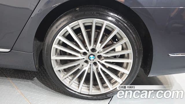 BMW 7 Series 2019 — Photo 10/39
