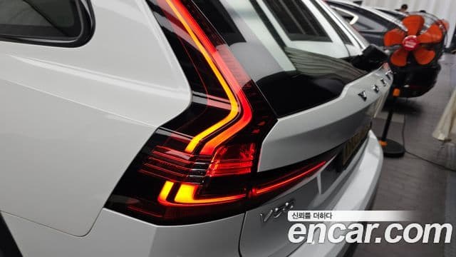 Volvo V90 Cross Country 2021 — Photo 27/36