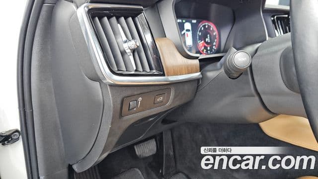 Volvo V90 Cross Country 2021 — Photo 36/36