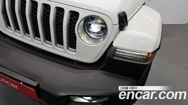 Jeep Wrangler 2021 — ფოტო 13/32
