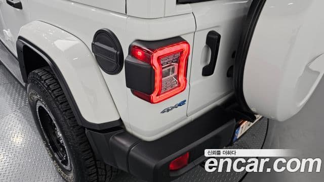 Jeep Wrangler 2021 — ფოტო 17/32