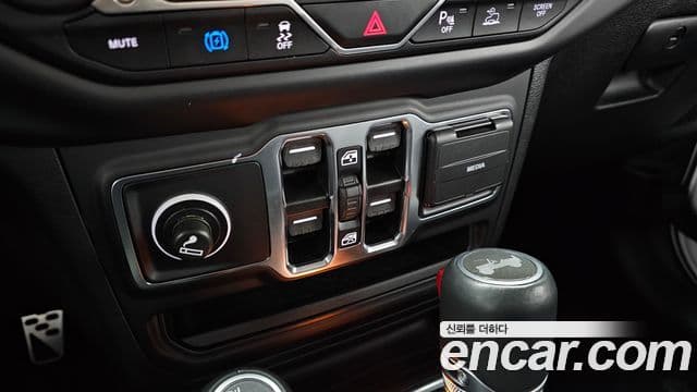 Jeep Wrangler 2021 — ფოტო 18/32