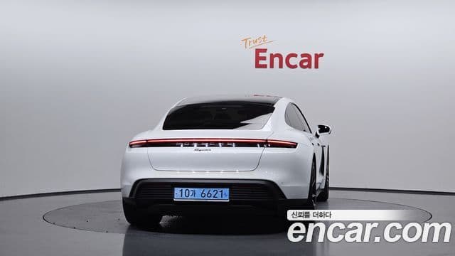 Porsche Taycan 2023 — ფოტო 20/38