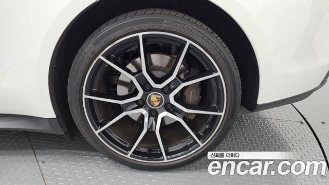 Porsche Taycan 2023 — ფოტო 26/38
