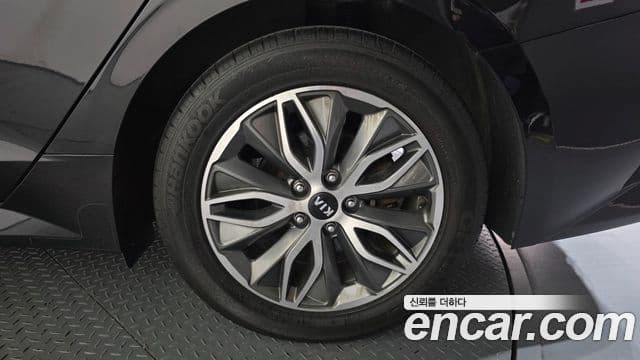 Kia K5 2020 — ფოტო 24/30