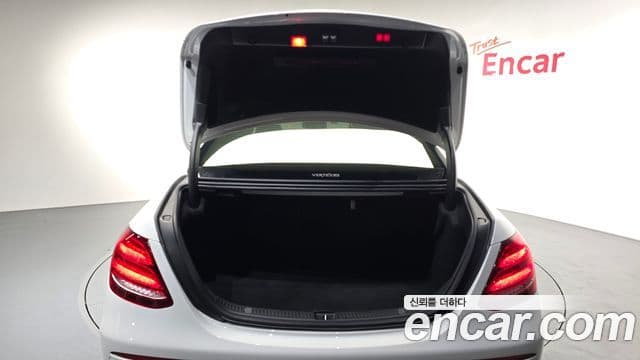 Mercedes-Benz E-Class 2018 — Фото 18/20