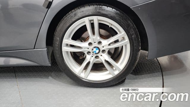 BMW 3 Series 2018 — ფოტო 32/32