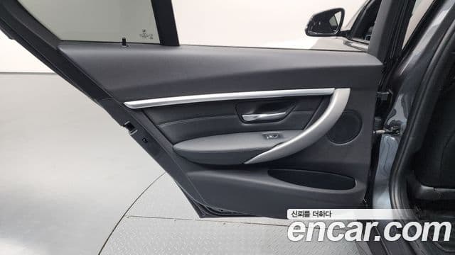 BMW 3 Series 2018 — ფოტო 14/32