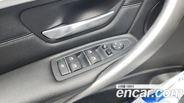 BMW 3 Series 2018 — ფოტო 15/32