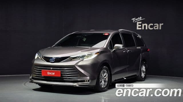 Toyota Sienna 2022 — Фото 1/20