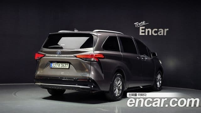 Toyota Sienna 2022 — Фото 2/20