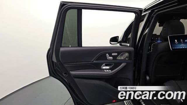 Mercedes-Benz GLS-Class 2025 — Photo 19/37