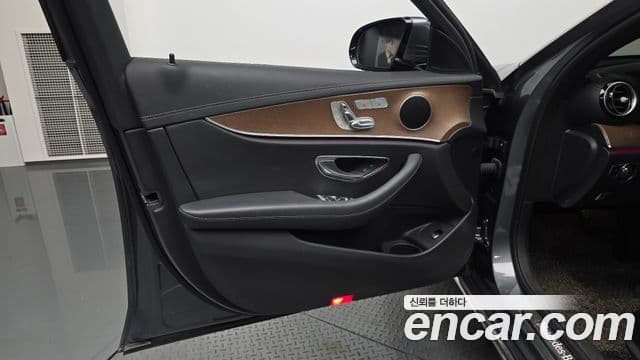 Mercedes-Benz E-Class 2021 — Photo 7/34