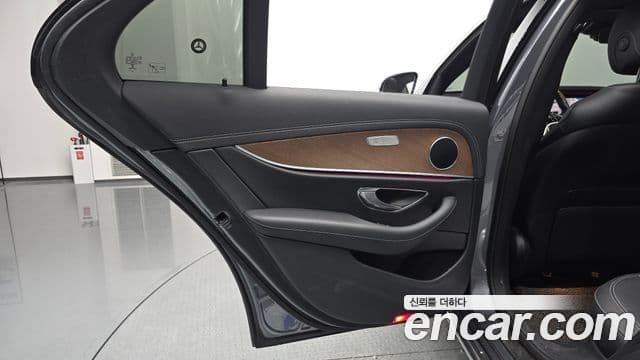 Mercedes-Benz E-Class 2021 — Photo 11/34