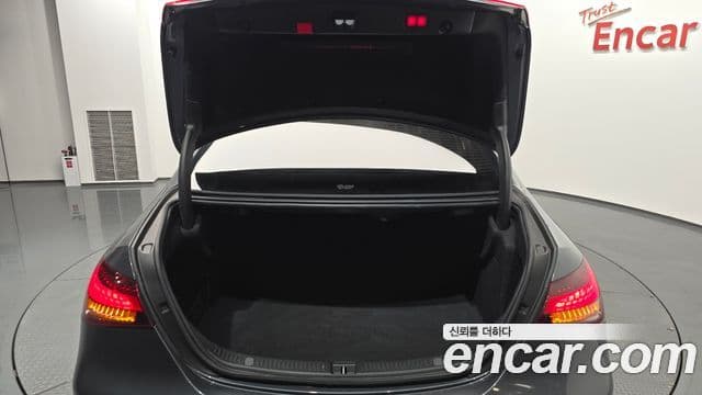 Mercedes-Benz E-Class 2021 — Photo 8/34