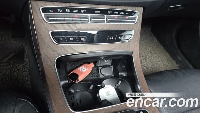Mercedes-Benz E-Class 2021 — Photo 13/34