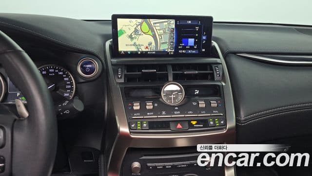 Lexus NX300h 2019 — ფოტო 16/20