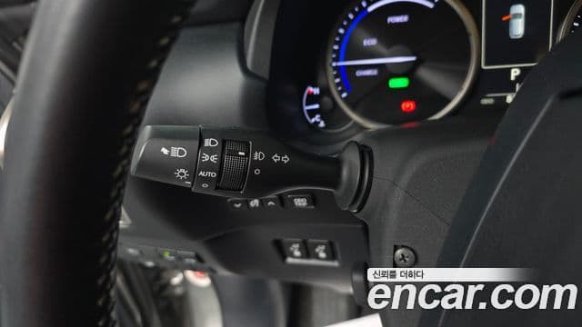 Lexus NX300h 2019 — Photo 28/35