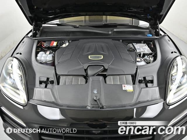 Porsche Cayenne 2023 — ფოტო 7/20