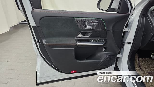 Mercedes-Benz GLA-Class 2021 — Photo 17/32