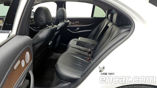 Mercedes-Benz E-Class 2019 — ფოტო 11/20