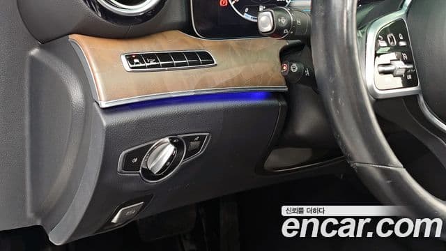 Mercedes-Benz E-Class 2019 — ფოტო 16/20